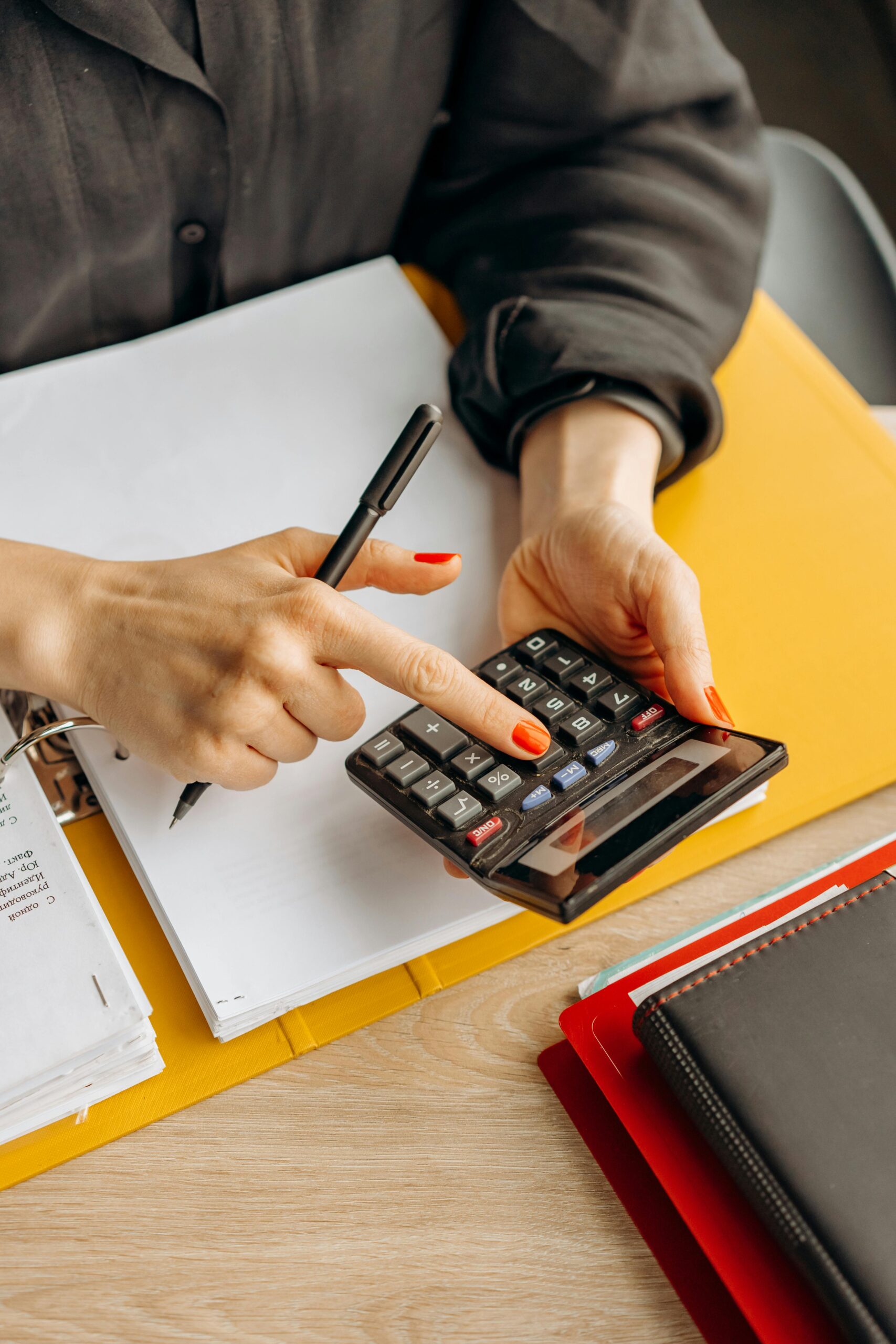 Documentos fiscales y calculadora sobre una mesa de trabajo